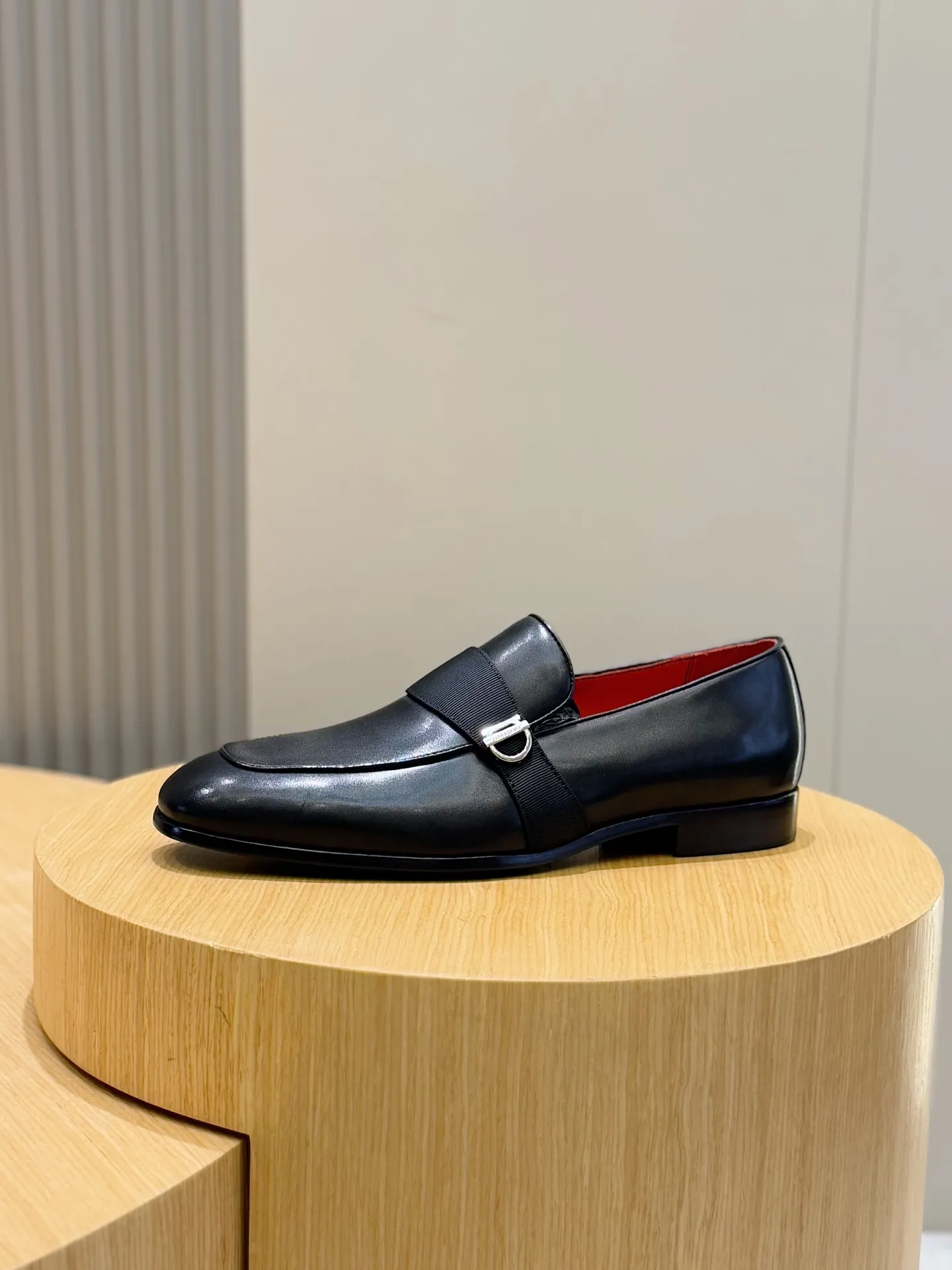 [Ferragam] Top P: 960💰 Size: 39-44 (38. 45.46 can be customized) Ferragamo Gancini buckle moccasins. These men's loafers are exquisite and gorgeous, with shiny patent leather uppers that highlight urban style. The almond-shaped toe adds a stylish touch, with three-dimensional stitching around the upper and contrasting tubular piping for a unique silhouette. The shoes are exquisitely crafted, with grosgrain ribbons and metallic Gancio buckles adding a classic touch, complementing the contrasting red accents. Finished with a slim leather sole. Imported cowhide upper + cowhide lining + genuine leather outsole.